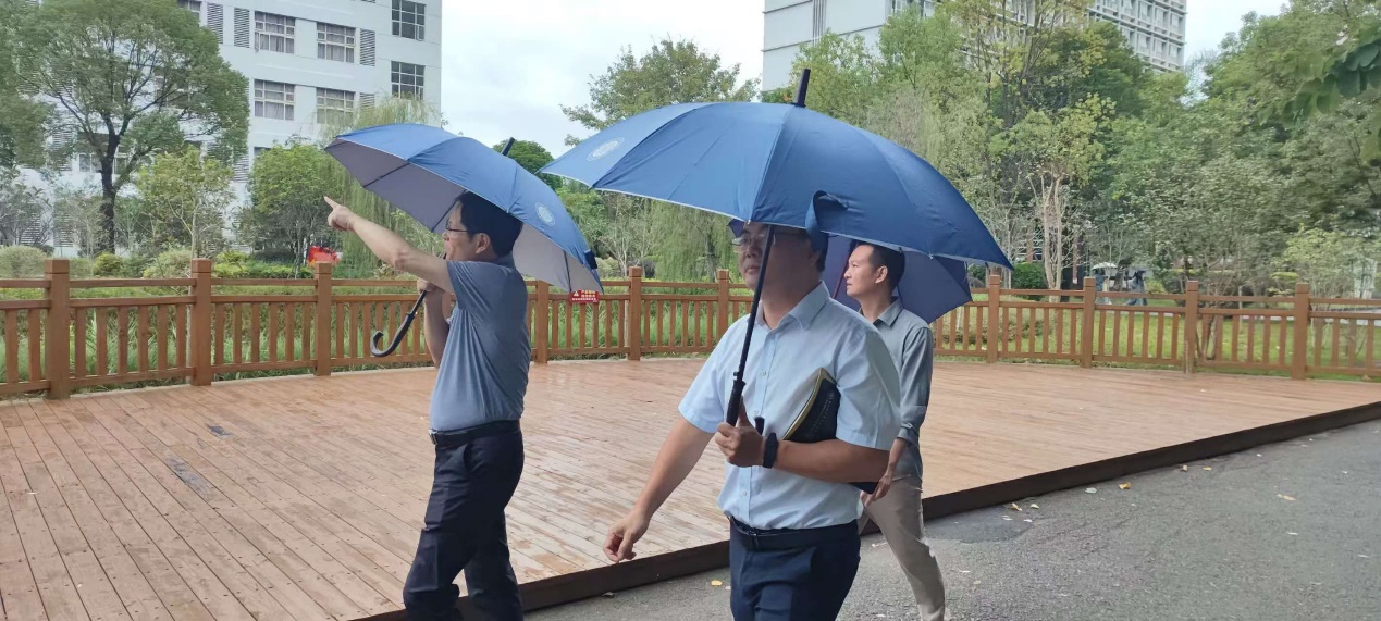 人拿着伞走在路上描述已自动生成 人拿着伞走在路上描述已自动生成