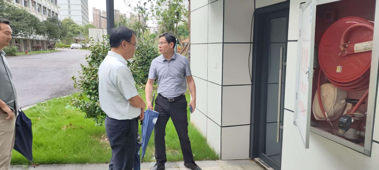 男人站在路边中度可信度描述已自动生成 男人站在路边中度可信度描述已自动生成