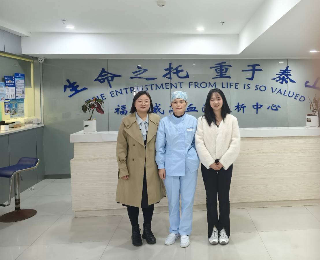 一群人站在室内合影 AI 生成的内容可能不正确。