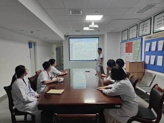 陈铭在中国人民解放军联勤保障部队第九〇〇医院临床实践时张勇副主任带领组内医生进行疑难病例研讨 陈铭在中国人民解放军联勤保障部队第九〇〇医院临床实践时张勇副主任带领组内医生进行疑难病例研讨