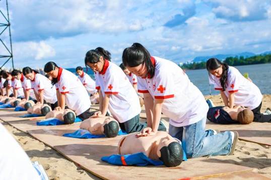 6闽江师专学医护学院学子闪耀福州市红十字水上应急救援救护综合演练-心肺复苏技能展示(胸外按压) 6闽江师专学医护学院学子闪耀福州市红十字水上应急救援救护综合演练-心肺复苏技能展示(胸外按压)